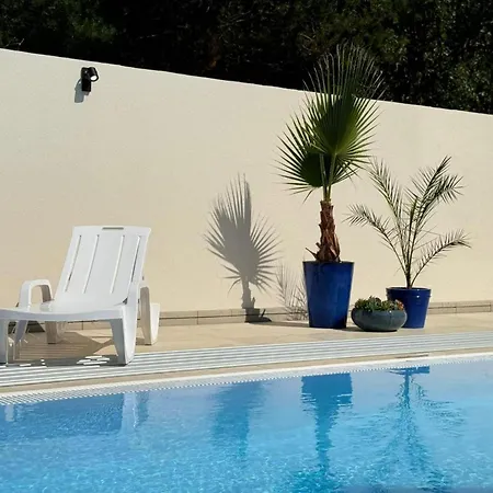 Spacious 3-room Apartment, Summer Pool 아파트 야로수아비크