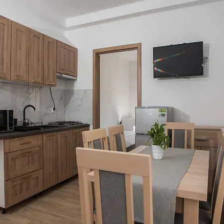 Spacious 3-room Apartment, Summer Pool 야로수아비크