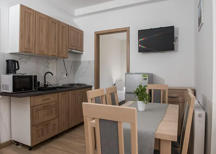 Spacious 3-room Apartment, Summer Pool ياروسوافيتس